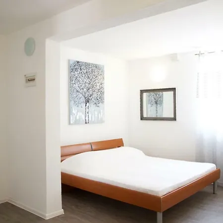 Q House Gostinjska kuća *